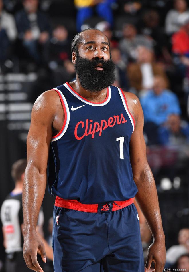 官方在线-哈利伯顿与雄鹿比赛中压哨三分点手腕